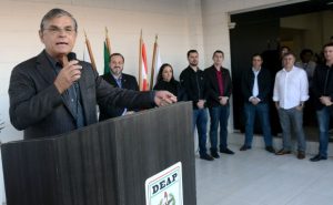 Governador em exercício entrega viaturas e uniformes ao Deap