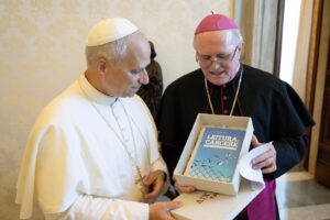 Livro escrito por professora de Xanxerê é entregue ao Papa Leão XIV e leva vozes do cárcere ao Vaticano