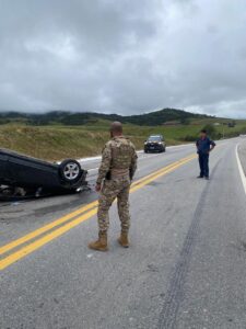 Policiais penais prestam socorro a vítimas de grave acidente na BR-282