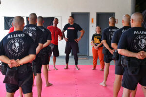 Werdum ministra aula especial no curso Águia de Osso da Polícia Penal Campeão mundial compartilha técnicas e experiência com alunos da formação mais exigente da corporação