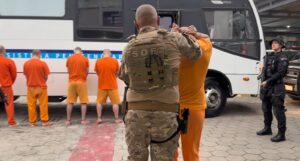 Polícia Penal realiza nova escolta interestadual e transfere 25 custodiados ao Paraná